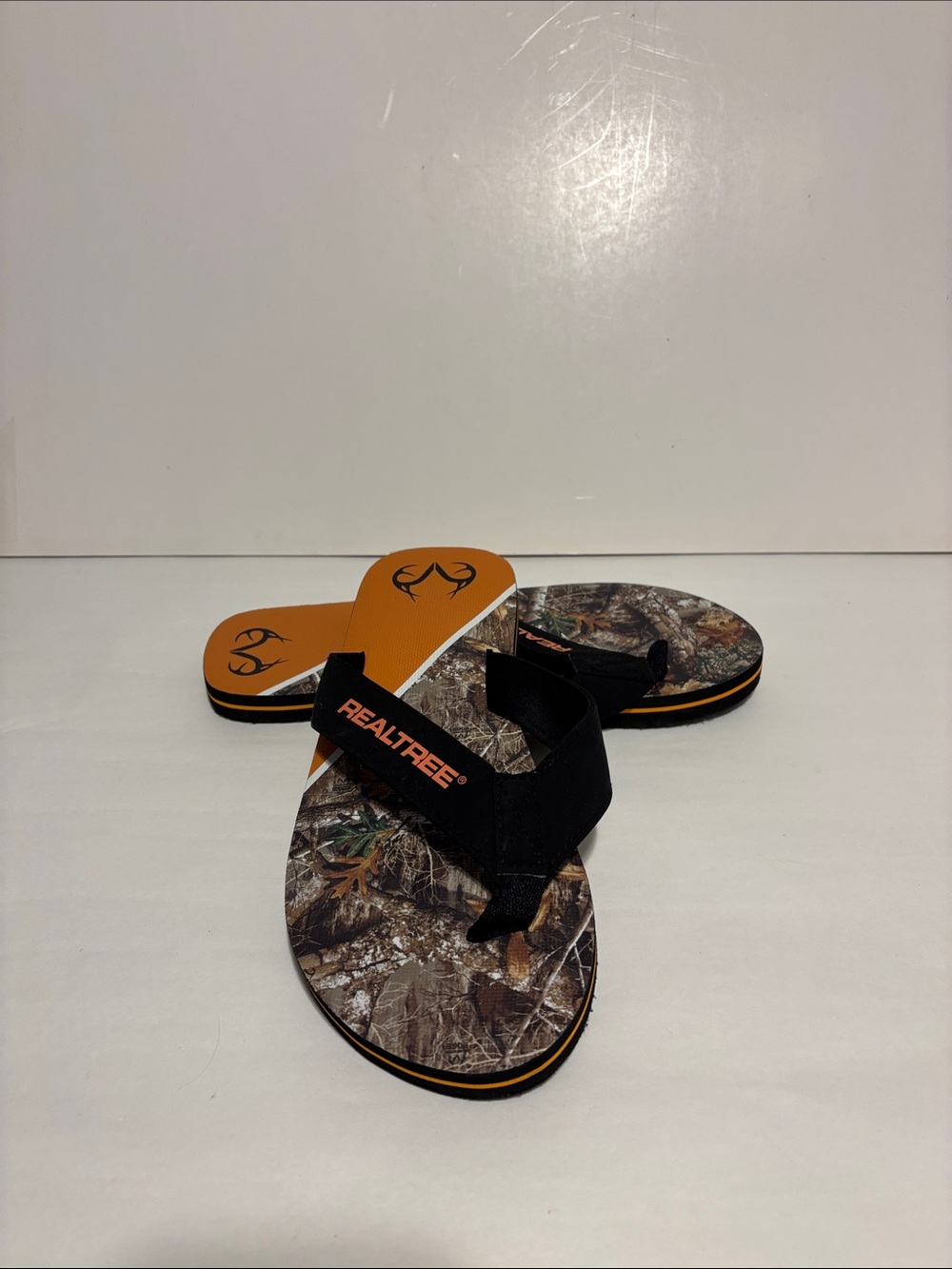 Real Tree flip flops NWOT medium